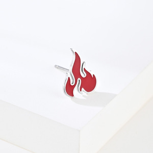 Boucles d'oreilles flamme de torche au style urbain unique, design de niche en acier titane, style chinois tendance, col - Product Image 3