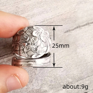 Anello Floreale Scuro per Donne, Gioiello Vintage a Forma di Fiore per Uso Quotidiano e Feste - Product Image 5