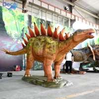 Parc des dinosaures, dinosaures mécaniques, sculptures animatroniques, contrôle par capteur infrarouge, stégosaure