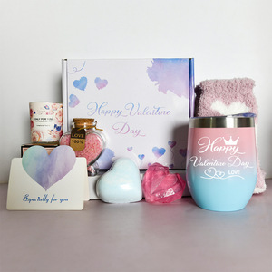 Le coffret cadeau de luxe rose bleu dégradé comprend des chaussettes en coquille d'œuf et des produits de bain exquis pour la Saint-Valentin. - Product Image 6