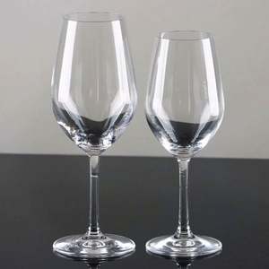 Verre à vin créatif en cristal avec poignée, résistant à la chaleur, transparent, sur pied, style classique, luxe, pour dîner et fête, en aluminium et PP - Product Image 1