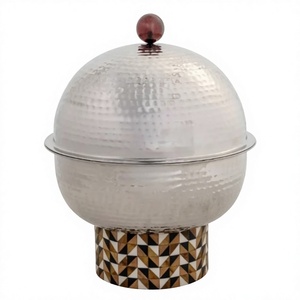 Casserole ronde en métal avec couvercle en acier inoxydable, design de base géométrique, réchauffeur de nourriture isolé, marmite moderne - Product Image 1