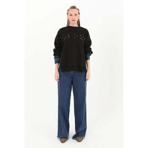 เสื้อสเวตเชิ้ตผู้หญิงแบรนด์ Women's Soul สีดำ-น้ำเงิน ประดับด้วยหิน พร้อมดีเทลปลายแขนผ้าเดนิม เพื่อการสวมใส่ที่มีสไตล์ในทุกวัน - Product Image 3