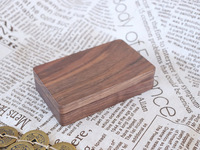 Boîte de présentation en bois de noyer massif pour pièces de monnaie avec doublure floquée, étui de rangement en bois personnalisé pour pièces commémoratives et badges