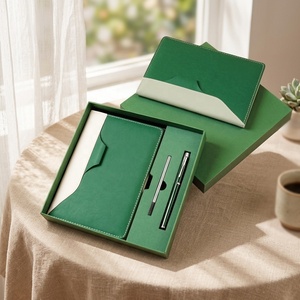 Set Regalo Aziendale Natalizio con Agenda in Pelle PU A5 Personalizzata, 5 Pezzi, con Penna, per Ufficio e Promozioni - Product Image 1
