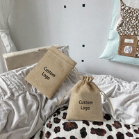 Sac cadeau en toile de jute et lin écologique imprimé en sérigraphie personnalisée avec cordon de serrage en forme de cœur