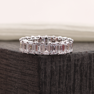 Anillo de Eternidad de Lujo en Oro de 14K con Moissanita Corte Esmeralda para Mujer, Anillo de Boda Brillante con Diamantes Cultivados en Laboratorio, de Alta Gama - Product Image 1
