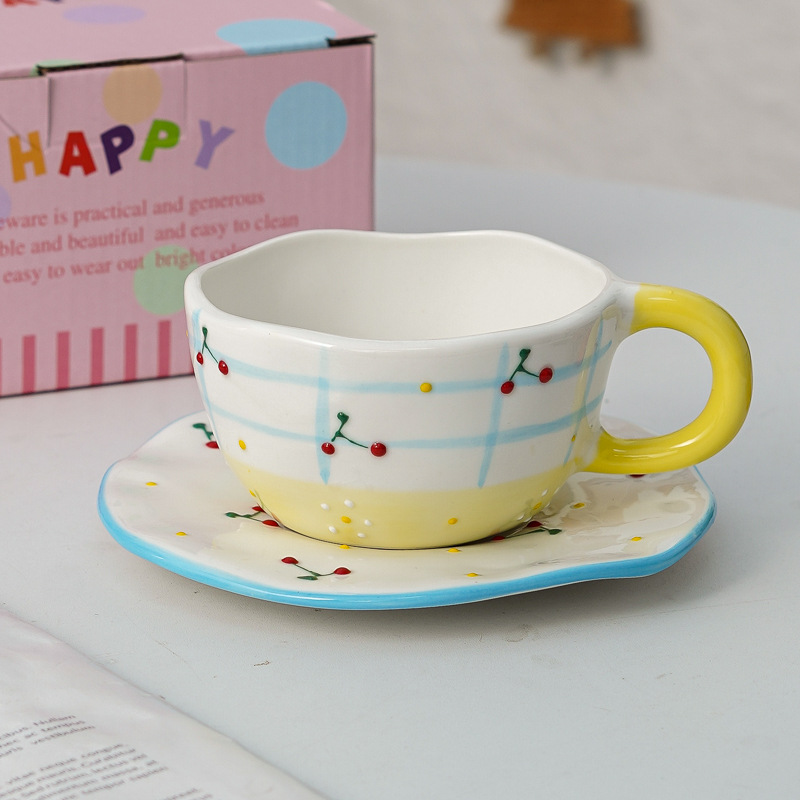 tasse et assiette jaunes