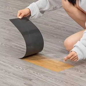 Le PVC le moins cher de luxe en bois imperméable couvre de tuiles le plancher de LVT plancher auto-adhésif de vinyle