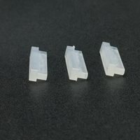 Bouchon en silicone blanc translucide à base rectangulaire avec embout pour l'étanchéité des ports et la protection contre la poussière