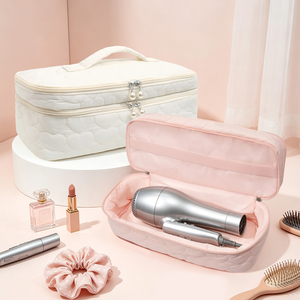 Sac de <span class=keywords><strong>voyage</strong></span> matelassé double couche en forme de cœur pour sèche-cheveux, avec fermeture éclair perlée, pour femme, cadeau demoiselle d'honneur, trousse à cosmétiques et étui pour fer à boucler - Product Image 1