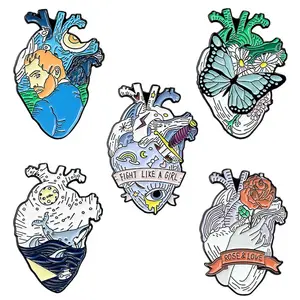 Cartoon Fun Heart Modeling spilla smaltata Ocean Whale Spray Flower Butterfly Love Eyes Drawing Switch lega Badge Pin Jewelry