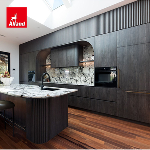 Gabinetes <span class=keywords><strong>de</strong></span> Cocina Contemporáneos Personalizados Alland con Paneles <span class=keywords><strong>de</strong></span> Madera Acanalada en Acabado Roble Oscuro y Isla <span class=keywords><strong>de</strong></span> Mármol Curvado Acanalado - Product Image 1