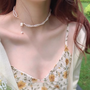 Collier double couche vintage pour femme avec perles de lys et chaîne claviculaire en perles de riz d'eau douce naturelles, idéal pour toutes les occasions - Product Image 1