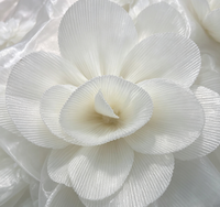Tissu satiné plissé floral 3D fait main, maille brillante blanche, textile floral 3D pour robe de mariée, robe de soirée