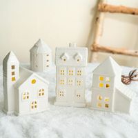 Lampe de nuit LED en céramique en forme de maison de Noël creuse, style nordique, article à assembler pour la décoration, idéal pour créer une ambiance festive