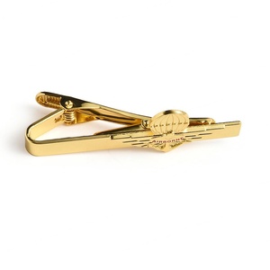 Vente en gros d'accessoires vestimentaires plaqués or de haute qualité, pince à cravate en métal avec logo personnalisé - Product Image 1