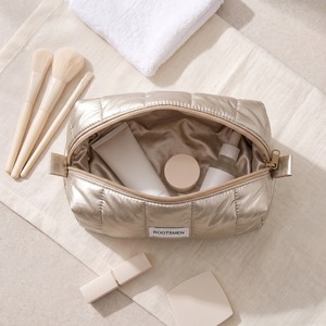 Bolsa de Maquillaje Metálica Acolchada, Color Champán Dorado Brillante, Bolsa de Cosméticos de Nailon Acolchado con Cierre Superior, Logotipo Personalizado OEM, Regalo para Fiestas - Product Image 4