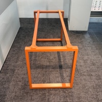 Piétement de table en acier robuste et moderne pour plateau en marbre, idéal pour salle à manger et restaurant