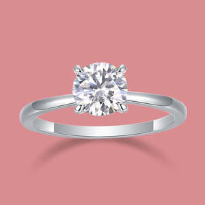 Elegante Anello Solitario in Argento Sterling 925 con Moissanite Bianca, Misure 6 8 5 9 7, Gioiello Raffinato per Fidanzamento e Matrimonio per Donne - Product Image 1