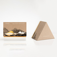 Boîte d'emballage de bonbons en forme de pyramide unique exquise avec insert tactile de qualité alimentaire pour le camping de mariage de célébration.