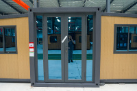 Conteneur extensible en bois clair à grain apparent, solution de cabine préfabriquée robuste pour l'hébergement des travailleurs de chantier – Solution en gros