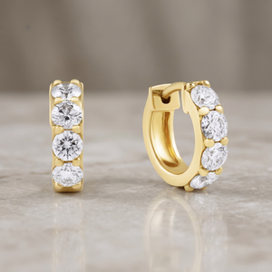 Pendientes de Aro Pequeños con Diamantes de Laboratorio Redondos y Engaste de Cuatro Puntas en Oro de 14k para Uso Diario Femenino - Product Image 2