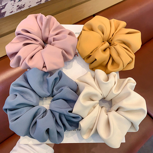 Tùy Chỉnh Quá Khổ Màu Đen Satin Thiết Kế Tóc Scrunchies Thương Hiệu Nổi Tiếng Tóc Quan Hệ Bao Bì Bộ Phụ Nữ Tóc Đàn Hồi Ban Nhạc Cho Phụ Nữ - Product Image 5