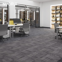 Moderne Büro-Teppichfliesen 50x50cm Quadratisch Feuerhemmende Nylonfaser-Teppichfliesen für Gewerbeprojekte