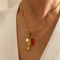 Collier Pendentif en Acier Inoxydable Plaqué Or PVD 18K avec Breloque Poisson, Piment et Perle d'Eau Douce, Fermoir à Bascule, pour Femme, Cadeau, Vente en Gros