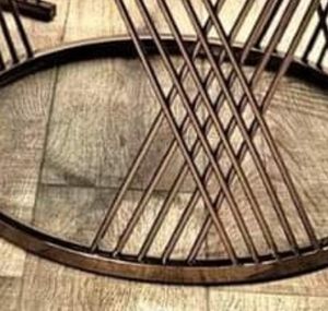 Tables gigognes rondes de luxe en marbre avec base en fil de fer doré élégante - Product Image 4