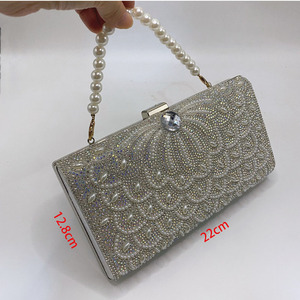 Pochette de soirée élégante en satin noir avec poignée en perles et pompon, sac à main pour mariage et bal de promo - Product Image 2