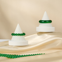 Plüschiger konischer Armbandhalter-Präsentationsständer, weicher, langfloriger Plüsch überzogener MDF für Jade-Armreifen und Ringe, für Einzelhandelsfotografie