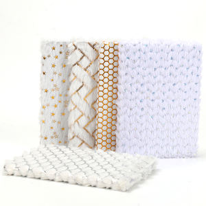 Journal Kawaii Fluffy B5 enveloppé d'une couverture en peluche rose pastel avec bande élastique, idéal pour la prise de notes créatives - Product Image 5