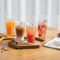 Vente en gros de gobelets en verre à rayures verticales de 20 oz et 15 oz avec paille et couvercle, gobelet double pour jus, café, thé froid