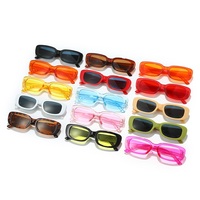 Vente en gros bon marché Lunettes de soleil carrées à monture classique à la mode Options de couleur pour femmes Transparent Jaune Gris Thé PC à monture en verre
