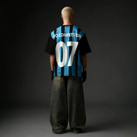 T-shirt de football oversize pour homme, rayé bleu et noir, imprimé effet éclaboussures vieilli, style streetwear, épaules tombantes