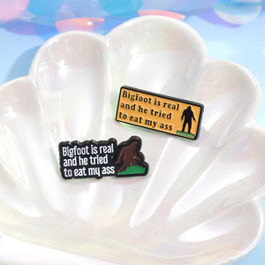 Nouvel arrivage : Lot de pin's émaillés Bigfoot amusants avec citation sarcaste 'Bigfoot est réel' pour la décoration de sacs à <span class=keywords><strong>dos</strong></span> et de vestes - Product Image 2