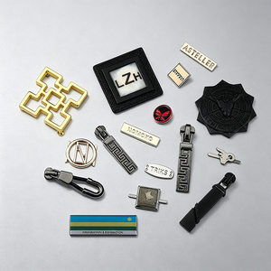 Étiquette métallique personnalisée en alliage pour vêtements, prix usine, étiquette de marque cousue à la main - Product Image 4