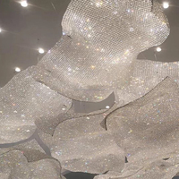 Lustre moderne en maille de cristal à volants et rubans, suspension irrégulière personnalisée pour la décoration de hall d'hôtel et de projets de villas