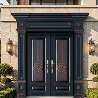 Porte d'entrée double battante robuste avec médaillon emblématique en bronze et fronton sculpté pour portail de villa