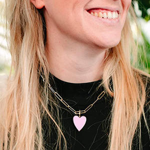 Collana 2024 su misura in acciaio inossidabile alla moda piccolo ciondolo a cuore colorato <span class=keywords><strong>con</strong></span> catena collana cuore smaltato placcato oro - Product Image 4