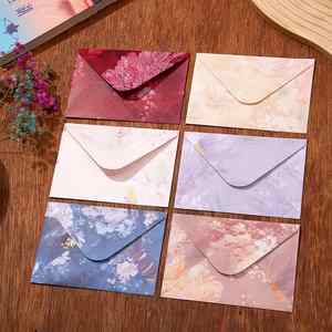 Ensemble de papeterie florale vintage - Enveloppes et papier de qualité supérieure sur le thème du printemps pour les invitations de mariage, les salutations et les occasions spéciales - Product Image 1