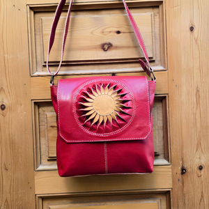 Sac Hobo Bohème Marocain Rouge Toutes Saisons, Motif Rayons de Soleil, Clous Argentés, Fermeture à Boucle Rivetée, Capacité Moyenne, Bandoulière - Product Image 1