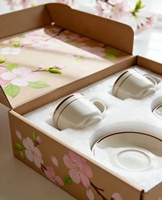 Boîte d'expédition en carton ondulé personnalisée avec impression de fleurs de cerisier, fabriquée à partir de matériaux recyclés |   Boîte cadeau antichoc avec insert en mousse imprimé UV pour