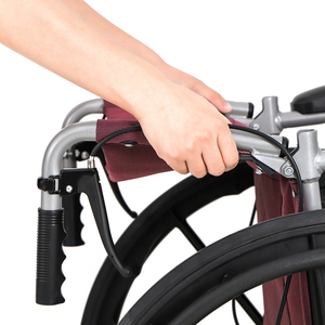 Fauteuil roulant manuel pliable léger KSM-203 au design ergonomique avec coussin respirant pour un confort amélioré du patient - Product Image 3
