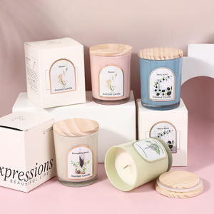 Candele Profumate Artigianali Personalizzate all'Ingrosso, 100% Naturali al Profumo di Rosa, con Coperchi in Legno Moderni e Vetro Colorato in Cera di Soia - Product Image 4