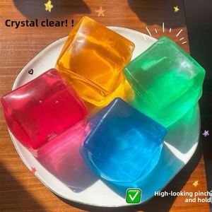 Jouets anti-stress transparents en forme de macarons mignons - Cube de glace à presser de haute qualité - Product Image 2