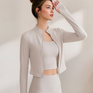 Conjunto de yoga de tres piezas rosa liso con cremallera, cuello alto, camisola, chaqueta, pantalones acampanados, antiarrugas, cintura alta y almohadillas para el busto. - Product Image 1