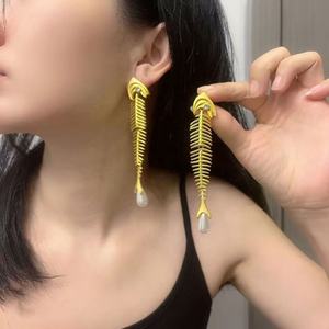 ต่างหูมุกทรงก้างปลาหางปลา ดีไซน์วินเทจ ชุบทอง  สำหรับงานปาร์ตี้ - Product Image 4